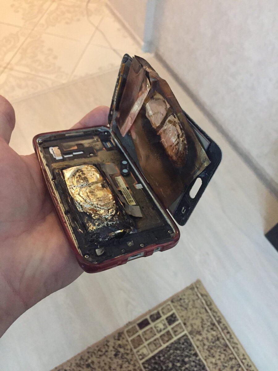 Чехол "прижарился" к алюминиевой рамке.