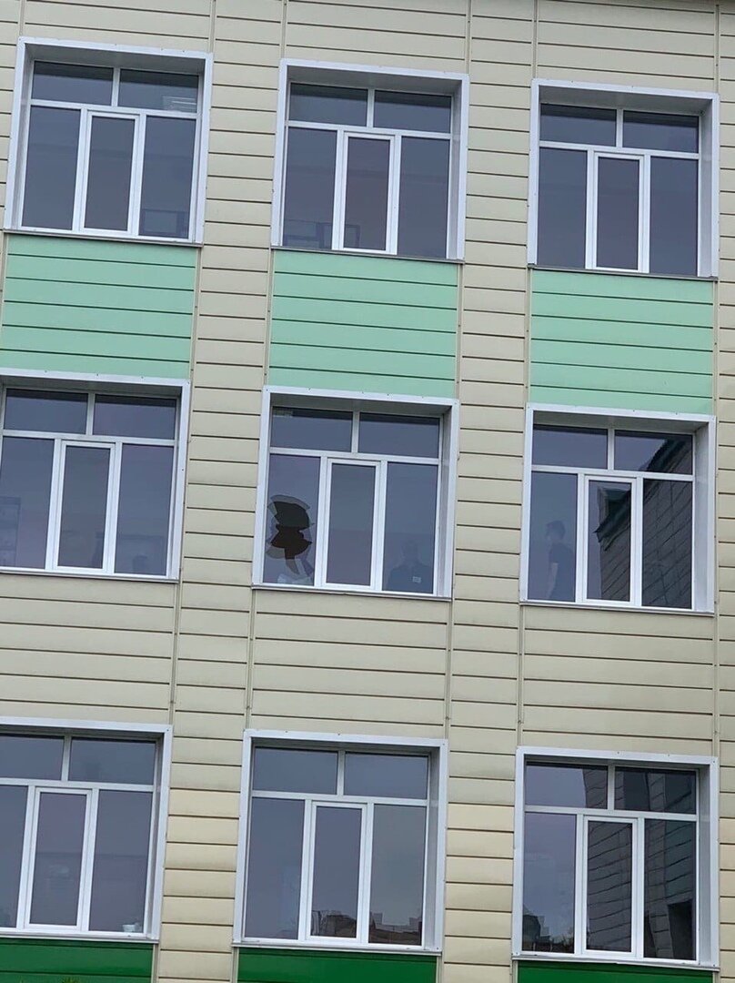 Разбитое головой окно...