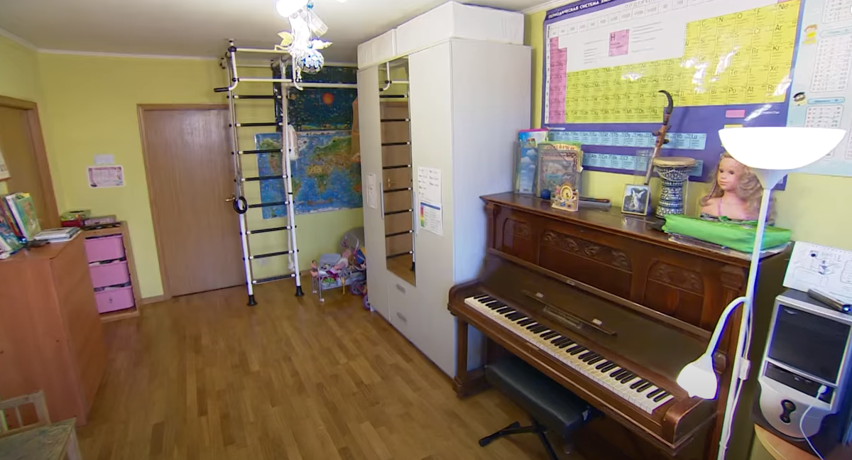 Комната очень захламленная