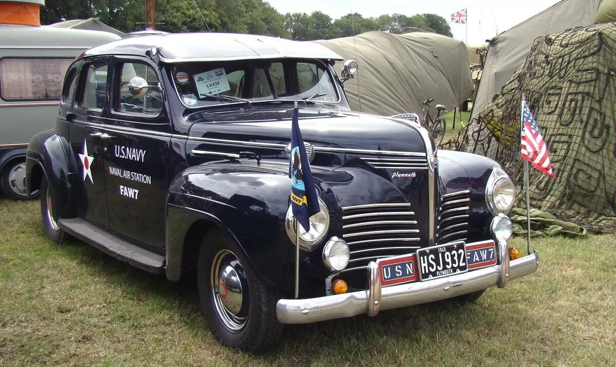Легковой автомобиль Plymouth P10 выпуска 1940 года для доставки офицеров Военно-морского флота США
