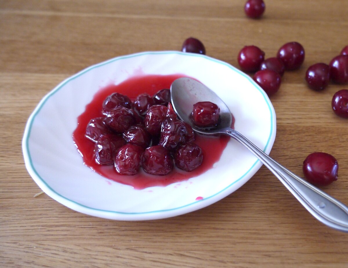 Варенье из вишни с косточками на зиму. Варенье из вишни без косточек. Конфитюр из вишни без косточек на зиму. Вишневое варенье с грецким орехом. Варенье из черешни без косточек на зиму.