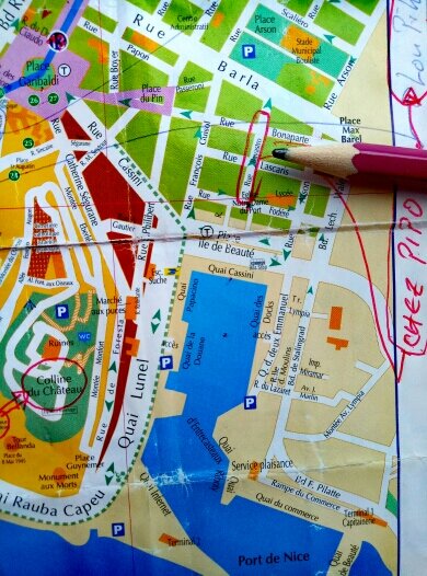 Карандаш указывает на местоположение первого ресторана Chez Pipo 
на улице Bavastro. Первый раз я шла по набережной, ориентируясь по карте. 