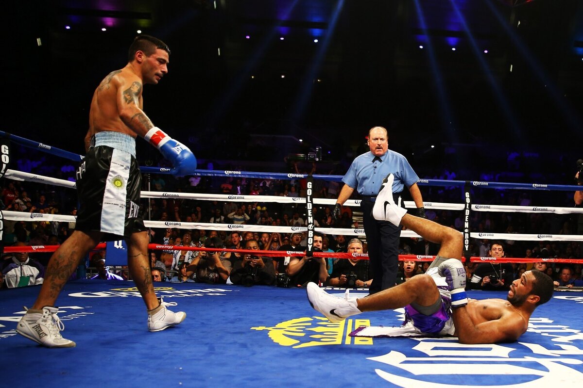 Эффектно. Но получится ли так на улице? Источник:https://www.washingtonpost.com/sports/othersports/lamont-peterson-suffers-third-round-knockout/2013/05/18/e16c7174-c013-11e2-b537-ab47f0325f7c_story.html