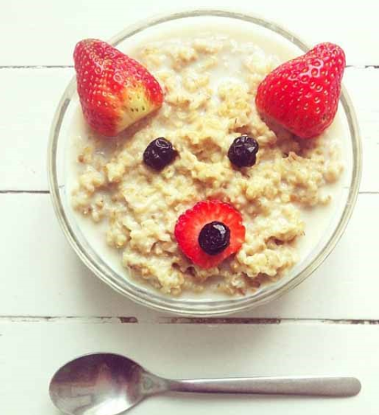 Красивый и аппетитный завтрак для ребенка в виде оладушек в форме солнышка или зверушек, необычной яичницы с овощами или той же овсянки или манной каши, украшенной фруктовыми композициями не оставят равнодушным никого из детей.