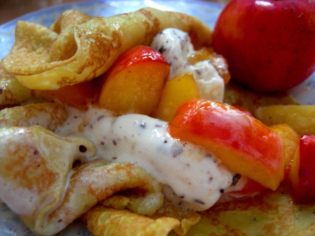 Мороженое тает и растекается по блинчикам....