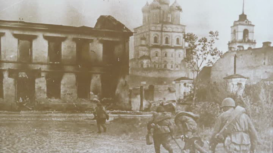 Освободители увидели город практически разрушенным. Фото — хроника