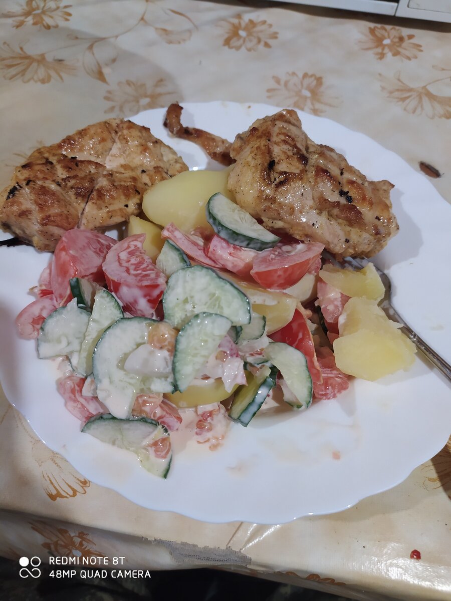 Курочка на углях, с гарниром из картофеля и салата из огурцов и помидоров. 