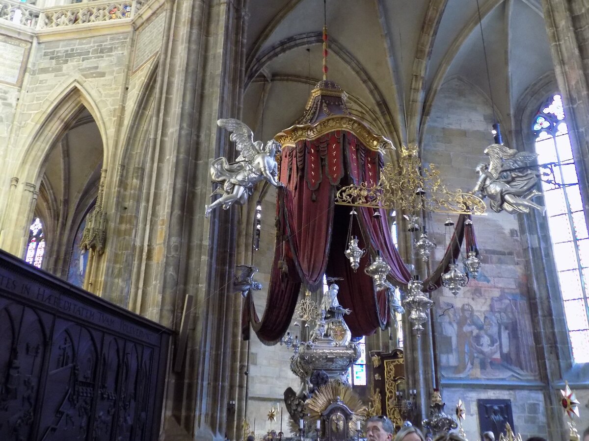 Балдахин над саркофагом Яна Непомуцкого - о нем немного в конце (фото из личного архива)