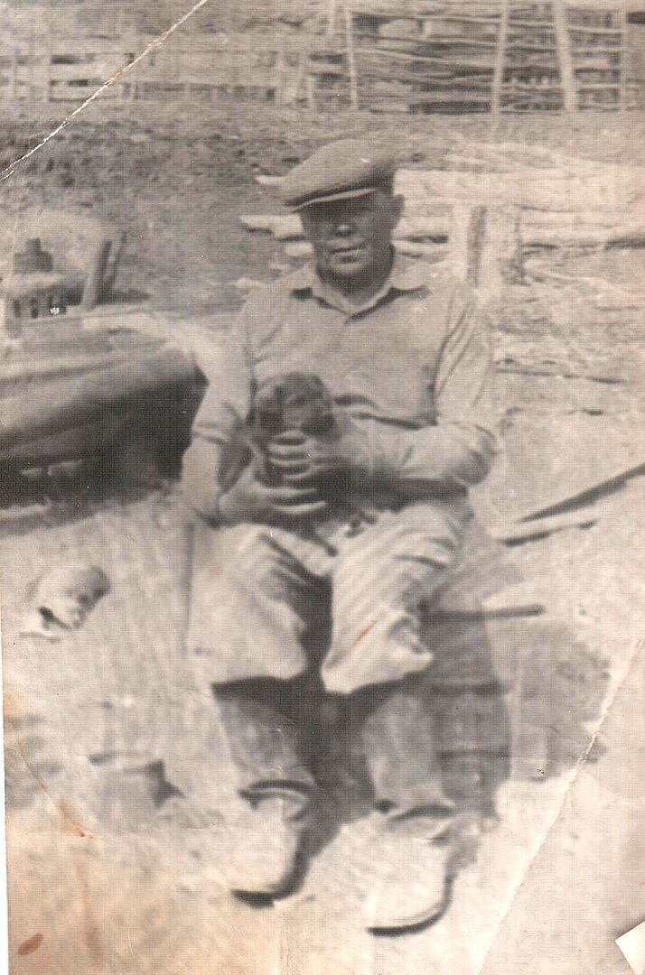 На фото мой дед с маленьким Тузиком