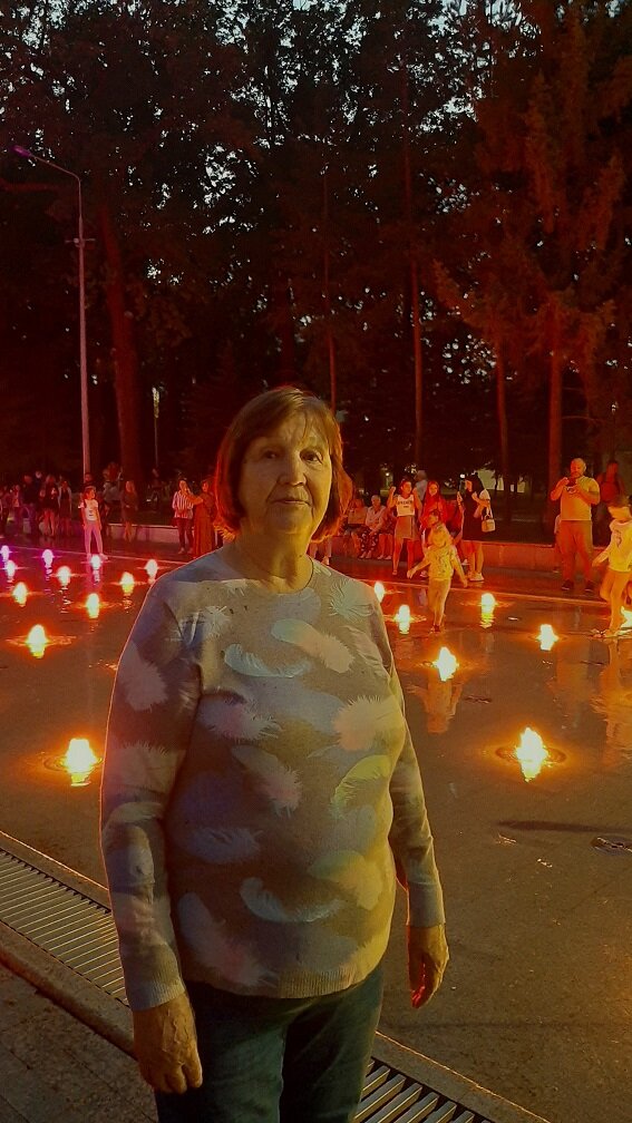 мама у фонтана