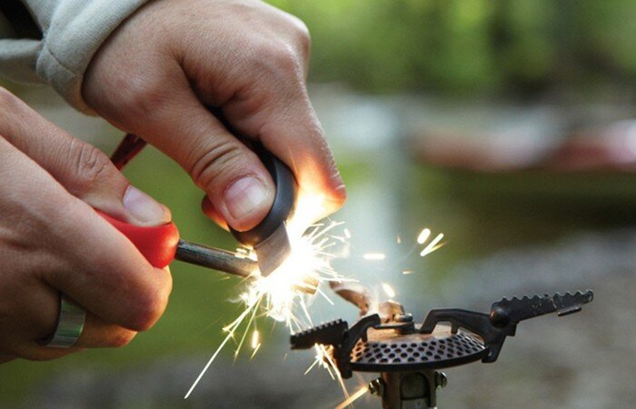 
Гаджет для выживания: Swedish Army Firesteel.

Наши далекие предки извлекали огонь из «божественной искры», выбитой из камня. В наш век есть не менее «божественные зажигалки» и спички, подаренные нам богом Науки и Техники. К сожалению и то, и другое имеет достаточно много недостатков, которые способны в критическую минуту сыграть против человека. Именно поэтому полезно иметь под рукой такую вещь, как Swedish Army Firesteel. Эта штука позволит высечь спасительную искру для разведения костра.
