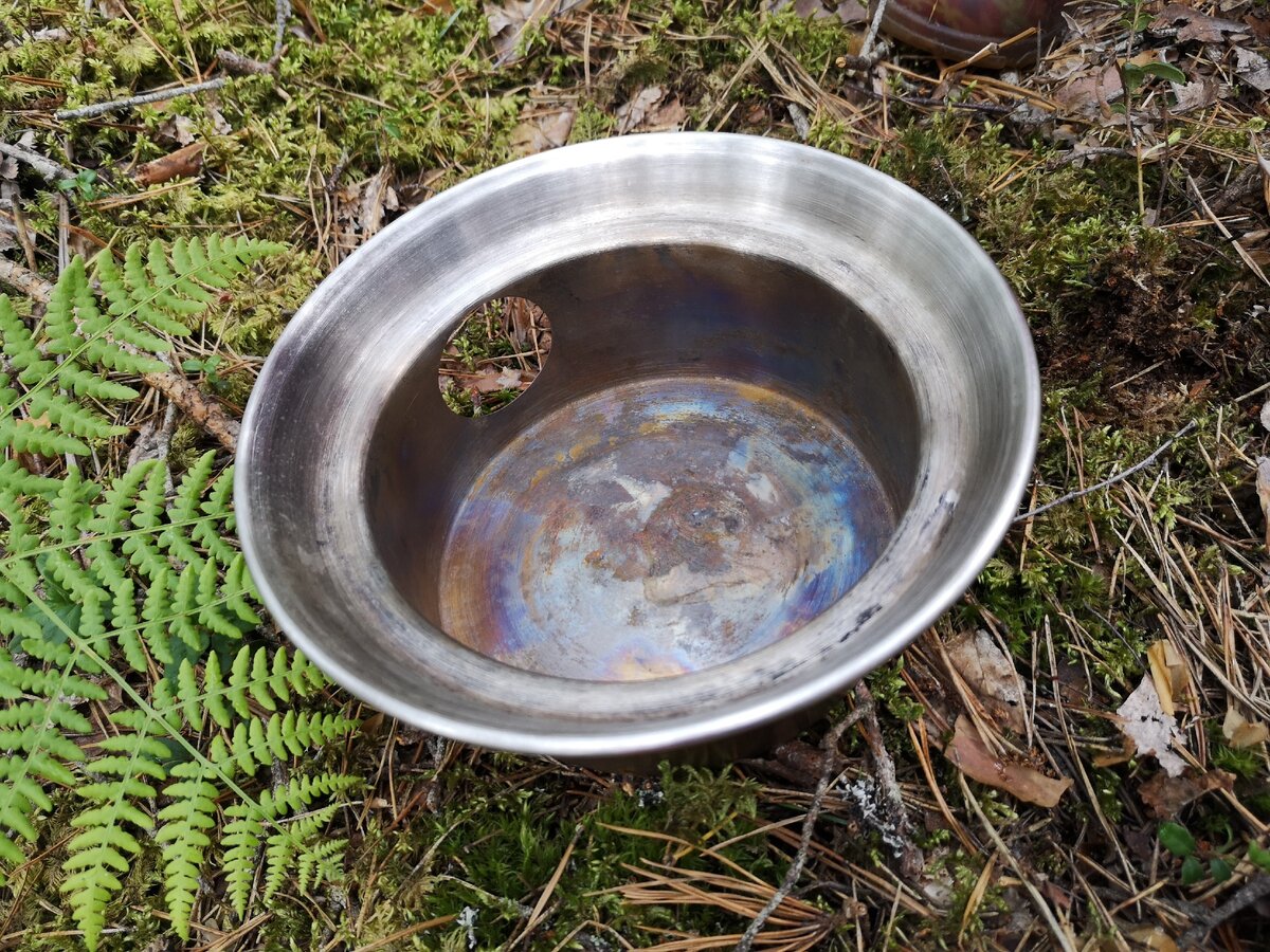 В чаше-поддоне горят ветки или шишки