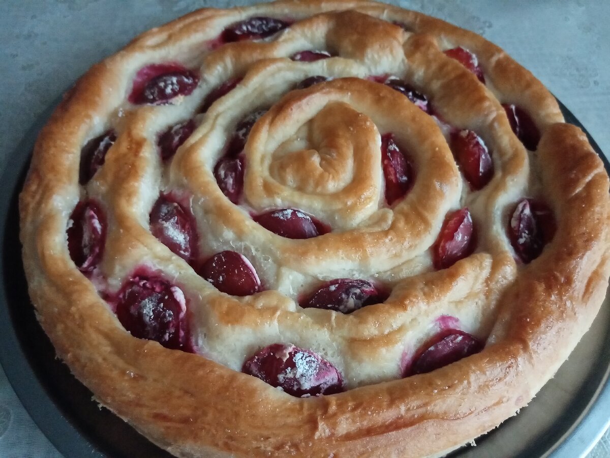 Пирог с творогом и сливами.