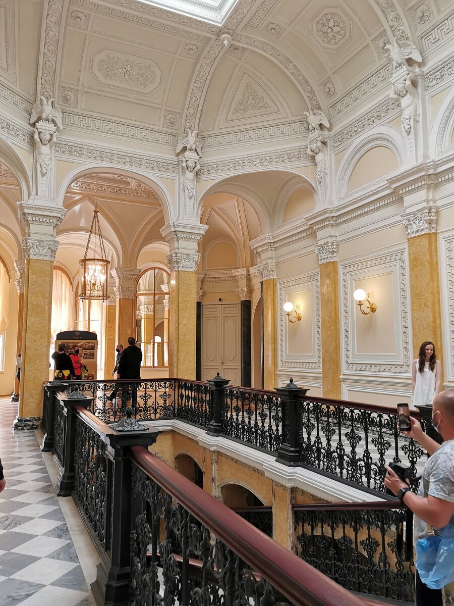 Парадная лестница