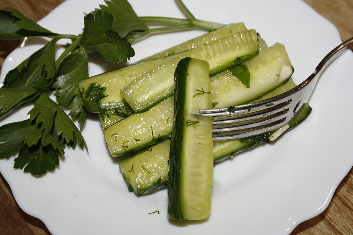 Классический рецепт огурцов. Малосольные огурцы дольками. Салатные огурцы. Фото салатных огурцов. Салат с малосольными огурцами.