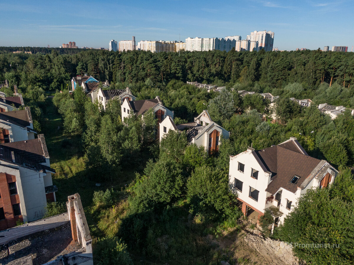 Заброшенный посёлок красивых таунхаусов. Люди построили дома, но позже узнали, что земля Минобороны ??‍♂️?