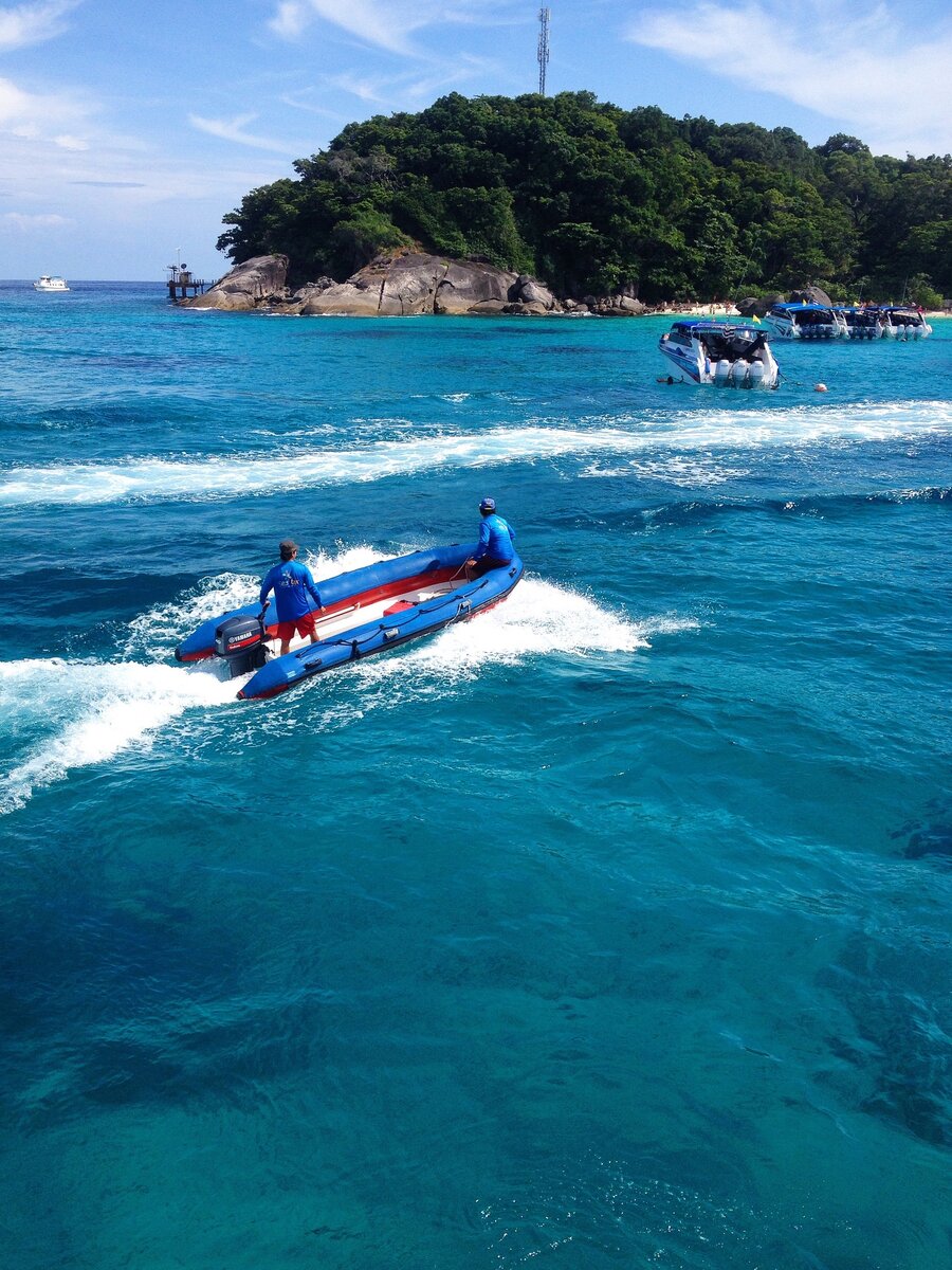 на таких лодках подбирают уплывших далеко туристов