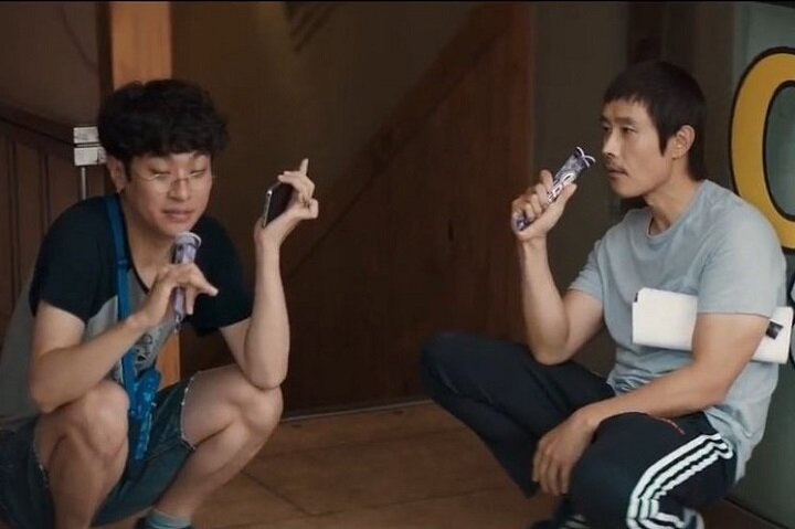 Ли Бён Хон и Пак Чон Мин в фильме "Это только мой мир"