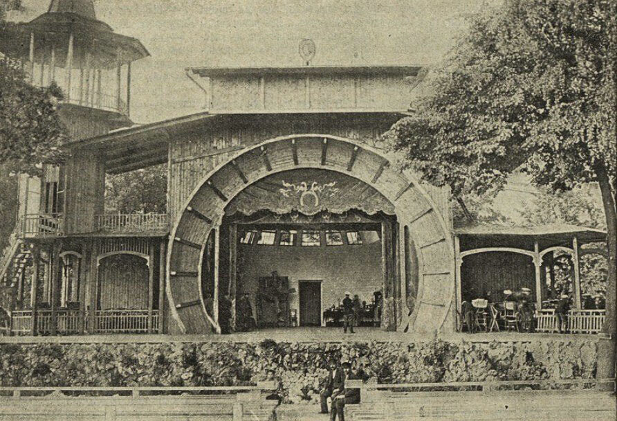 Летняя сцена для представлений у зоосада