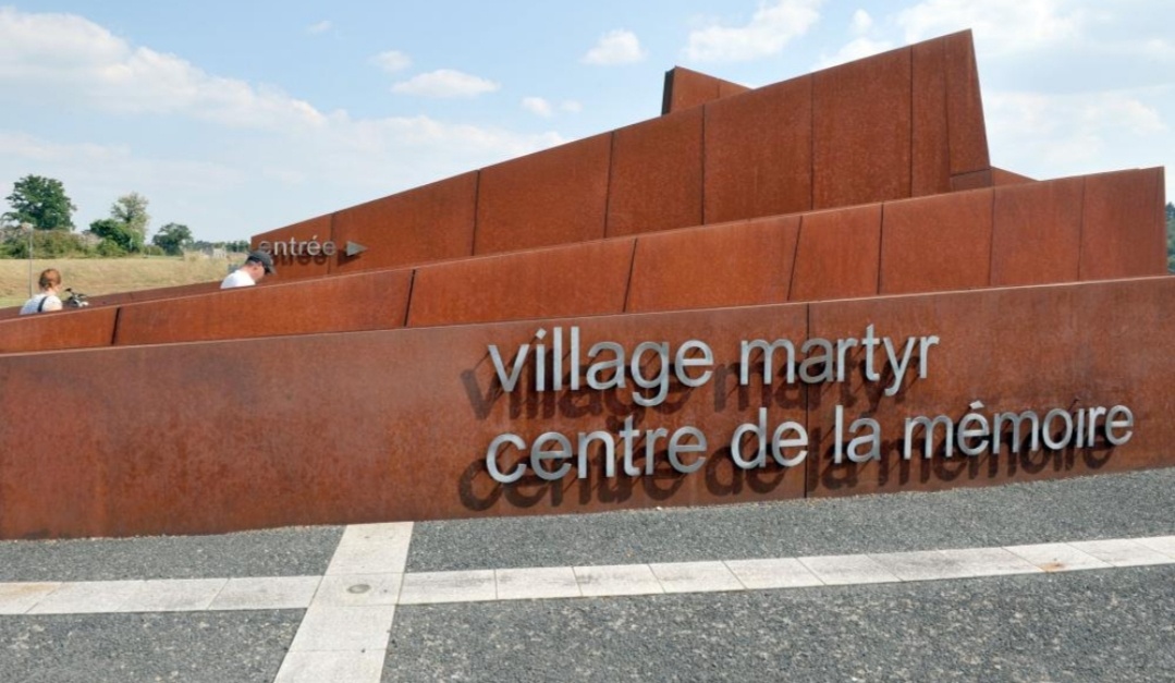 Более ранняя фотография входа в Центр памяти. 

