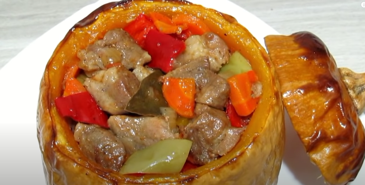 Мясо в тыкве в духовке. Жаркое в тыкве в духовке с мясом. Тыква с овощами в духовке. Мясо с картошкой в тыкве.