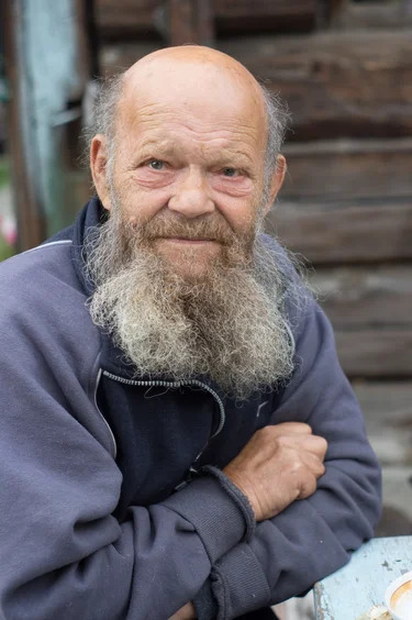 Старый дед русский. Кружка старик с бородой. Дедушка монах с помидором. Дед старый диктор. Дедушка лечащий из ст Майны.