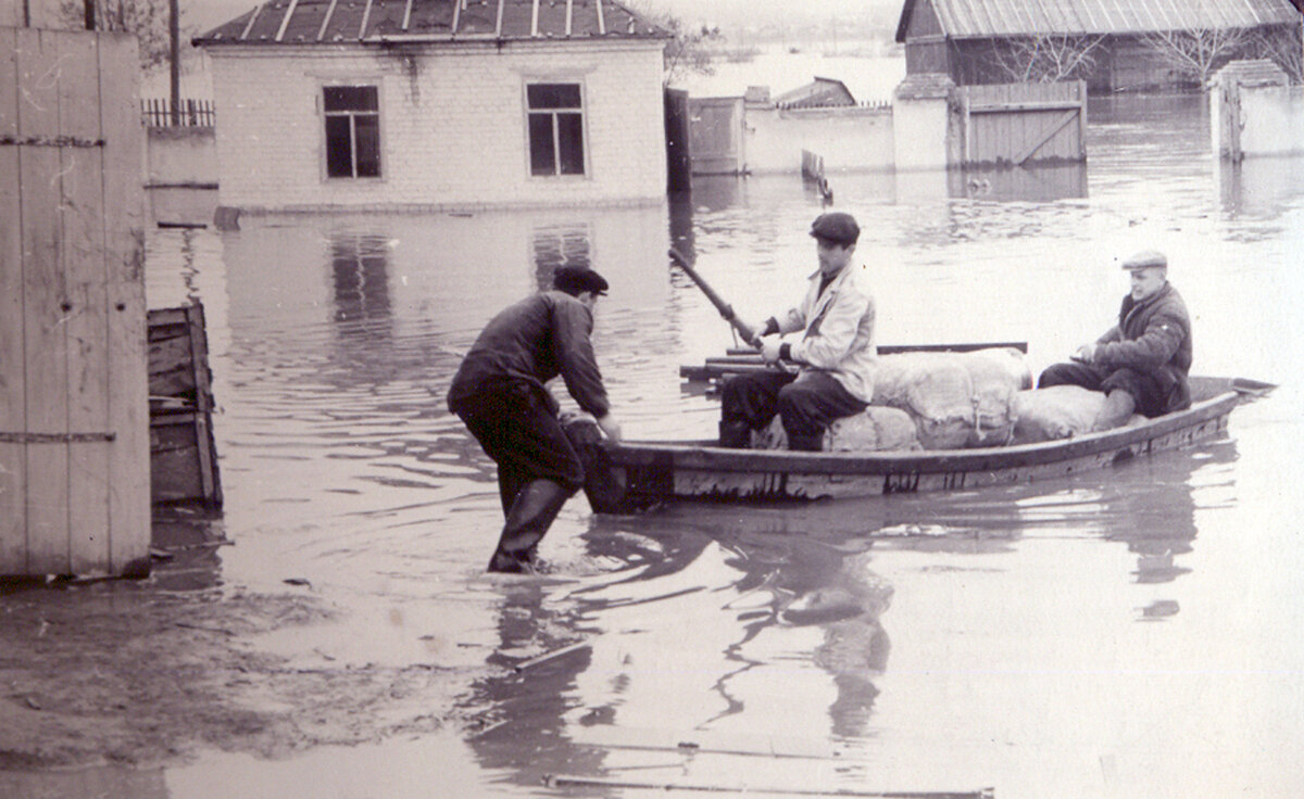 На этой фотографии - та же самая гондола, что и на заглавном фото, только уже забитая под завязку грузом и оттого изрядно «присевшая».