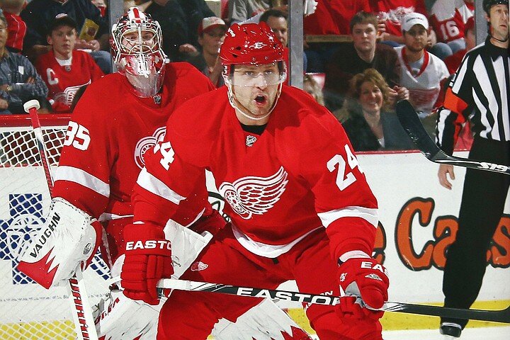 Руслан Салей - защитник "Детройт Ред Уингз"