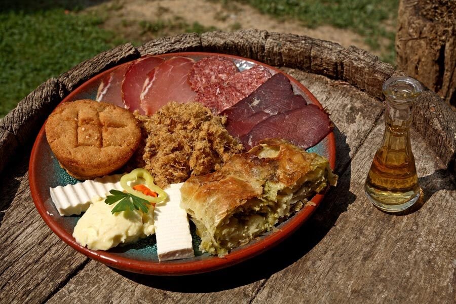 Ракия и закуска, можно с утра. https://i.pinimg.com/