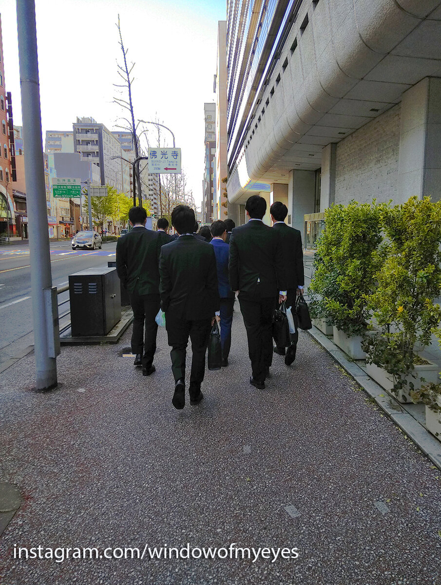 Офисные работники в едином образе маршируют на работу