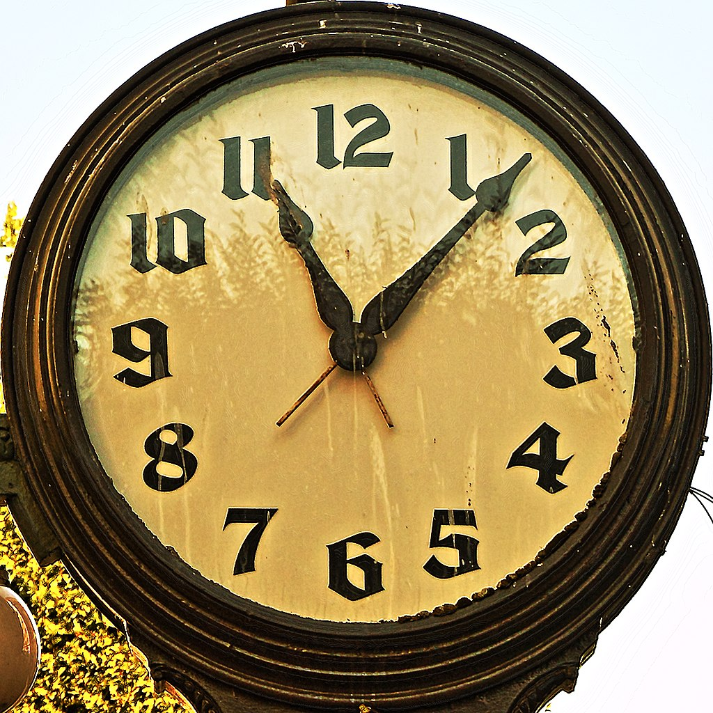 By Mark Morgan from Trinidad - Eleven Seven Clock, CC BY 2.0, https://commons.wikimedia.org/w/index.php?curid=67299484