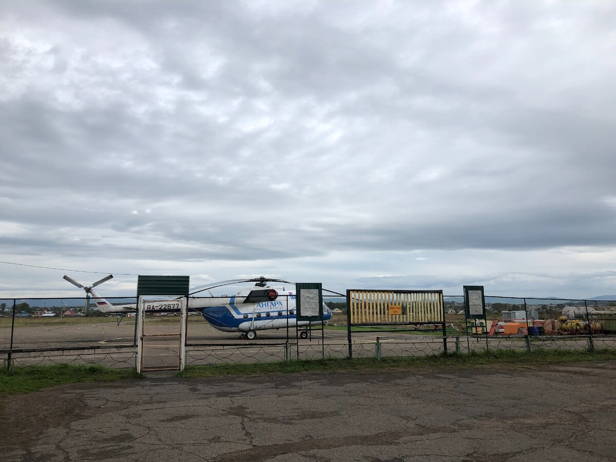 летом добираются сюда на вертолете 