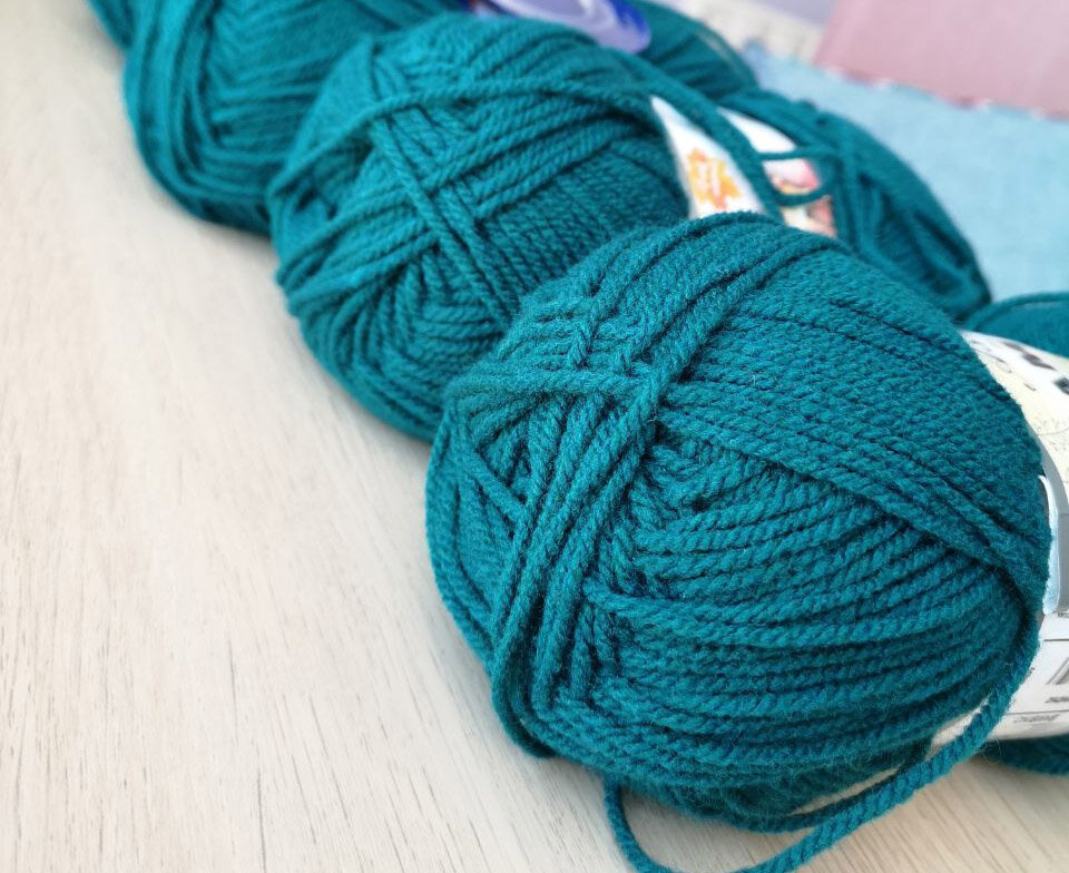 Купила в Леонардо акриловую пряжу изумрудного цвета и три набора разных спиц толщиной 3мм