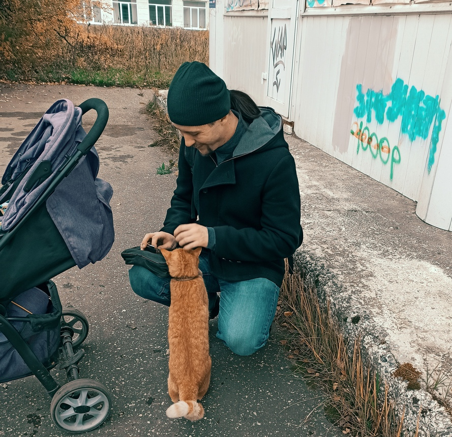 Дядя Миша Шаман забивает табак в папиросу, а осенняя рыжая Мурка интересуется, а что это там такое))). Кошка безумно ласковая, ухоженная и ошейником, где написан адрес, телефон и кличка.