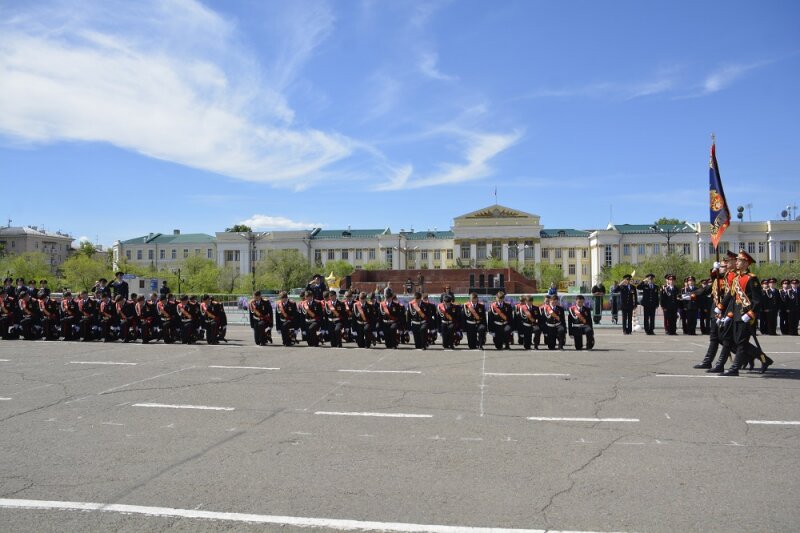 Торжественное прощание со знаменем. Фото из личного архива. 