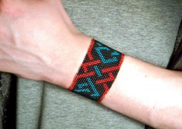 изображение из ЯндексКатинки. Этот мужской браслет  уже более позднее творчество -  очень ровный бисер.