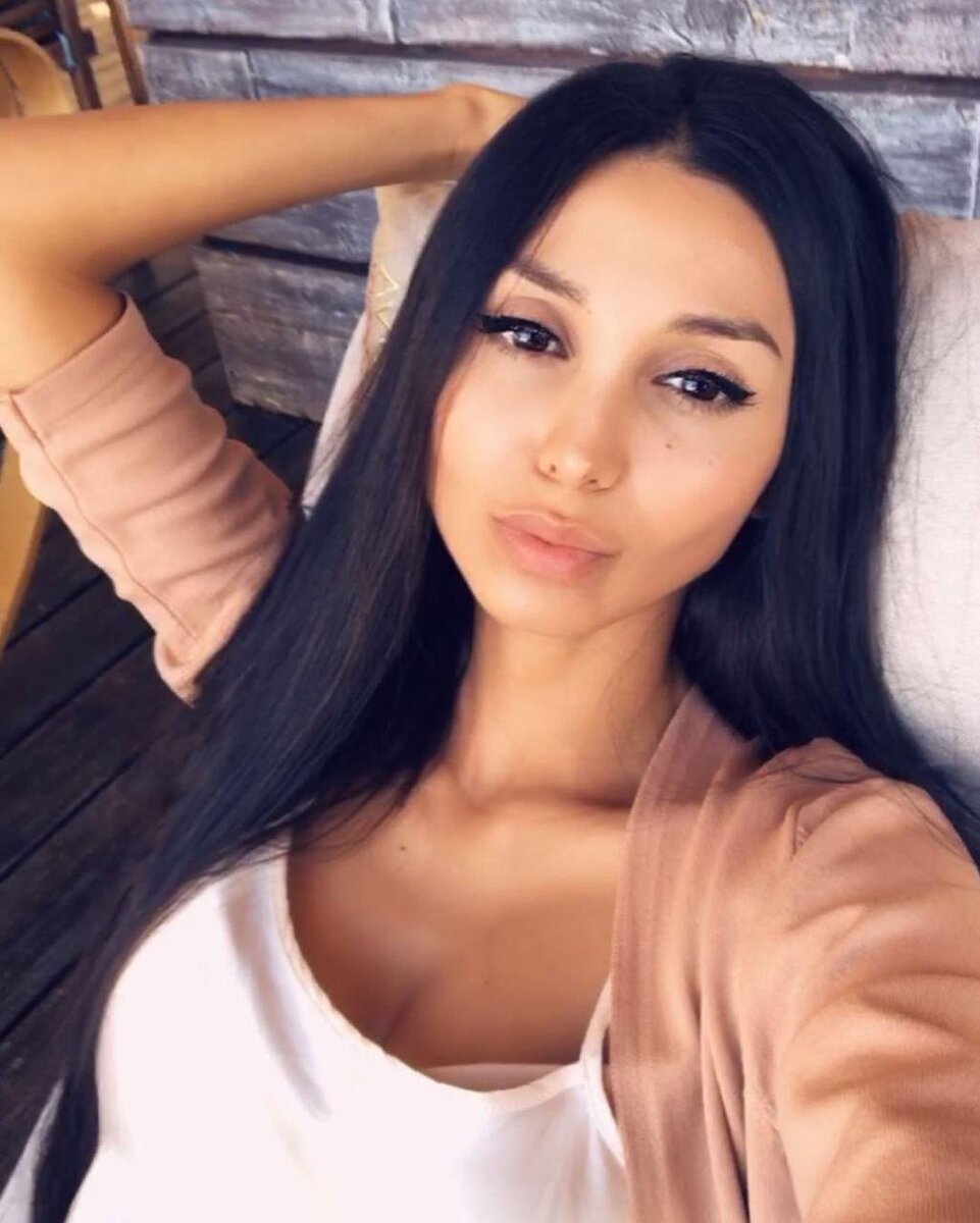 Это моя красивая девушка Адель. Она за Мир во всем Мире.