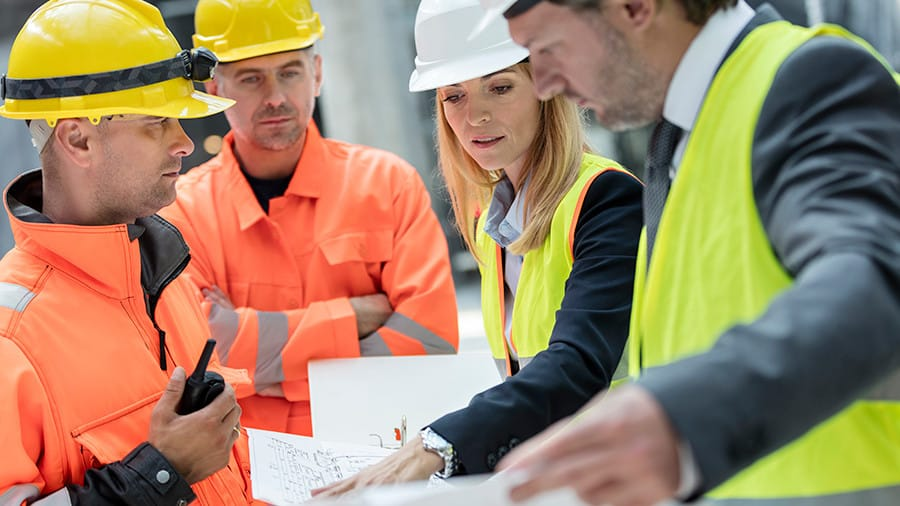 рабочие профессии для женщин. инженерно-технические профессии список. профессия инженер технолог. инженер в каске. подготовка по рабочим профессиям.