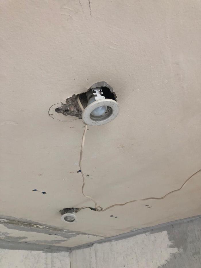 Светильники, установленные в выбитые отверстия в потолке.