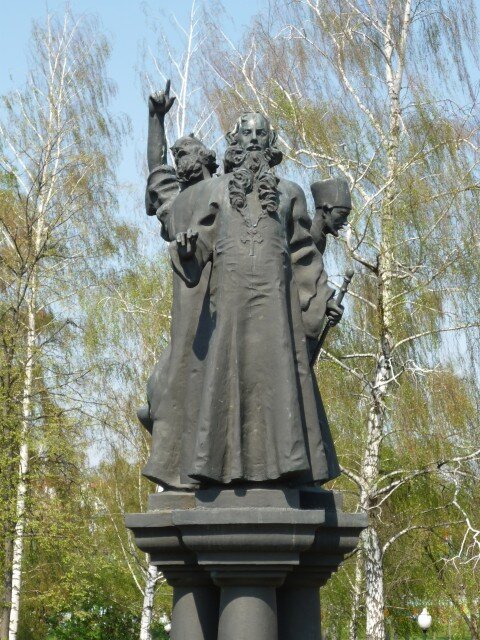 Памятник героям романа в Орле.