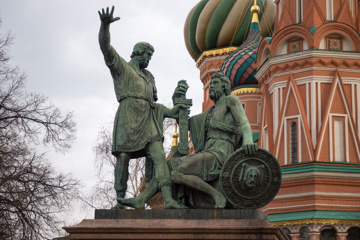 Кузьма Минин указывает рукой на Москву, вручает князю Пожарскому старинный меч и призывает возглавить ополчение