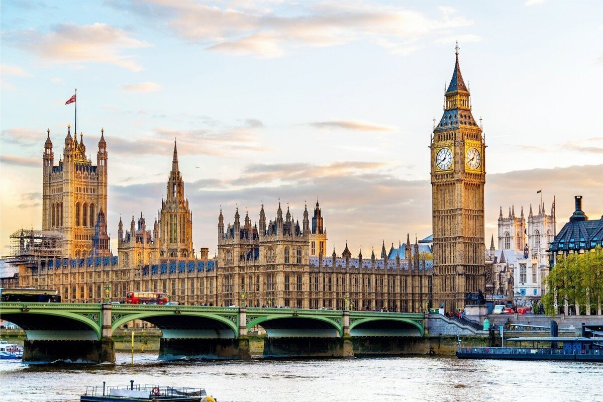 Что посетить в Лондоне в первую очередь? Конечно, Биг-Бен! Многие туристы считают, что Биг-Бен — это часы, однако так называется колокол весом 13 тонн, который скрывается за циферблатом на Часовой башне Вестминстерского дворца. Запуск часов произошел в XIX веке, и с тех пор они отсчитывают время с математической точностью. Даже после немецких бомбардировок во время Второй мировой войны, когда был поврежден циферблат, они не остановились. Часовая башня имеет высоту 16-этажного дома, но поскольку здесь нет лифта, вход внутрь закрыт. Впрочем, некоторые посетители готовы подняться пешком, преодолев 334 ступеньки, и когда башню, наконец, открывают, они с удовольствием обозревают город с высоты. Вы тоже можете оказаться в числе этих счастливчиков. 
Часы на башне Биг-Бен считаются самыми большими в мире — их диаметр 7 метров, стрелки имеют длину 2,7 и 4,2 метра, а часовой механизм весит 5 тонн. Внизу циферблата есть надпись: «Боже, храни нашу королеву Викторию». Эти часы считаются международным эталоном времени, на который ориентируется весь мир.