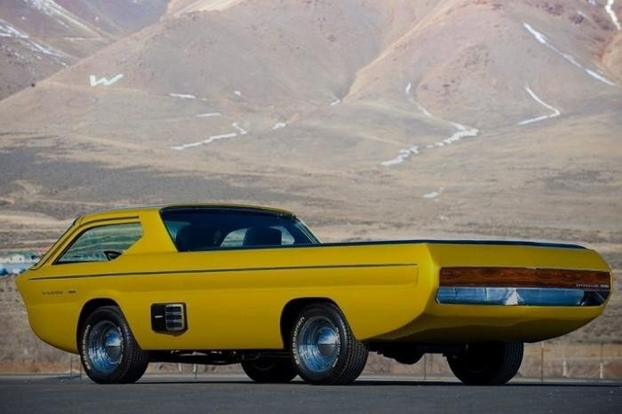 Dodge Deora

Концепт был представлен в 1967 году на выставке Autorama в Детройте и даже завоевал 9 наград. Тем не менее, запускать в производство такие машины не стали, автомобиль некоторое время побыл в музее и потом ушел в руки частного коллекционера за 324 тысячи долларов. Странный пикап появился как вариант замены для Dodge A100, но фантазия создателя – дизайнера Гарри Брэдли зашла слишком далеко, чтобы появившееся чудо можно было сделать серийным автомобилем. Традиционных боковых дверей пикап не получил, в салон предполагалось попадать через откидное лобовое стекло, рулевой колонке также не нашлось места – руль закрепили на горизонтальной стойке, а усилие от него передавалось цепью на вал, закрытый панелями. Кроме того, использовать данный пикап по его прямому назначению, для перевозки грузов, оказалось невозможно – кузов был занят бензобаком и системой охлаждения, а поэтому просто закрыт.