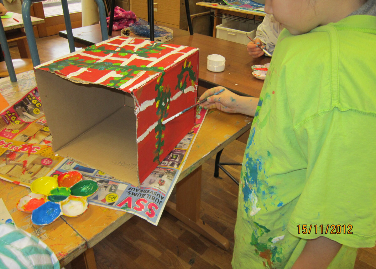 Ученики творят во время продленки в кабинете технологии. Фото автора.