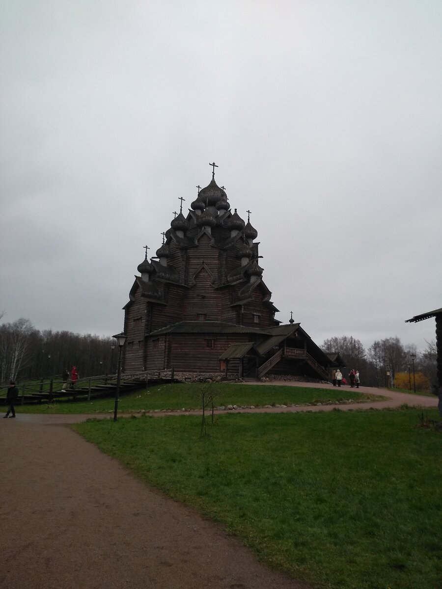 Главная достопримечательность Богословки. Собор ещё и действующий.