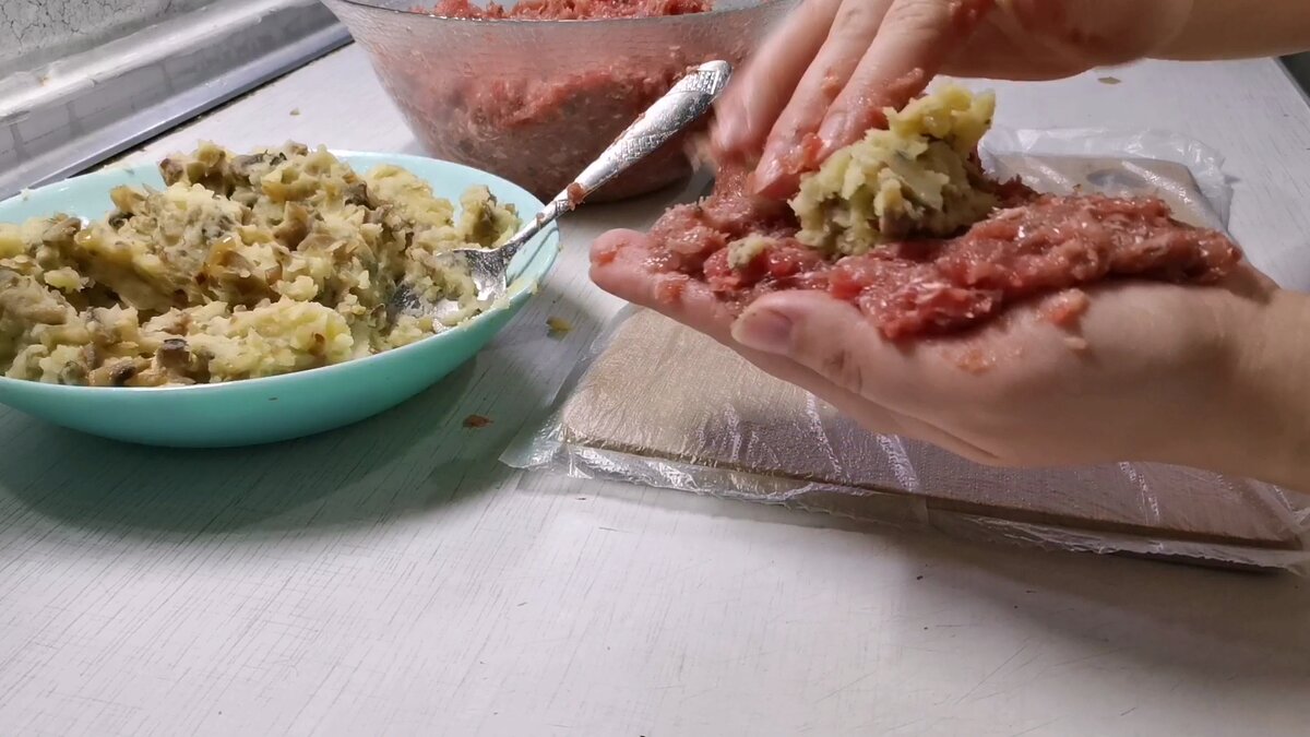 Формируем так, чтобы картошка оказалась внутри мясного фарша.