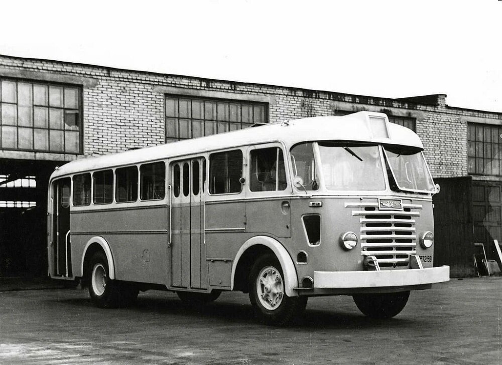 ▲ Автобус Ikarus-60 (1951-1959 гг.) Двигатель 125 л.с., Мест для сидения 23, общая вместимость до 60 чел. Кроме Венгрии, поставлялся в СССР, Китай, Польшу, ГДР , Грецию, Турцию и другие страны.