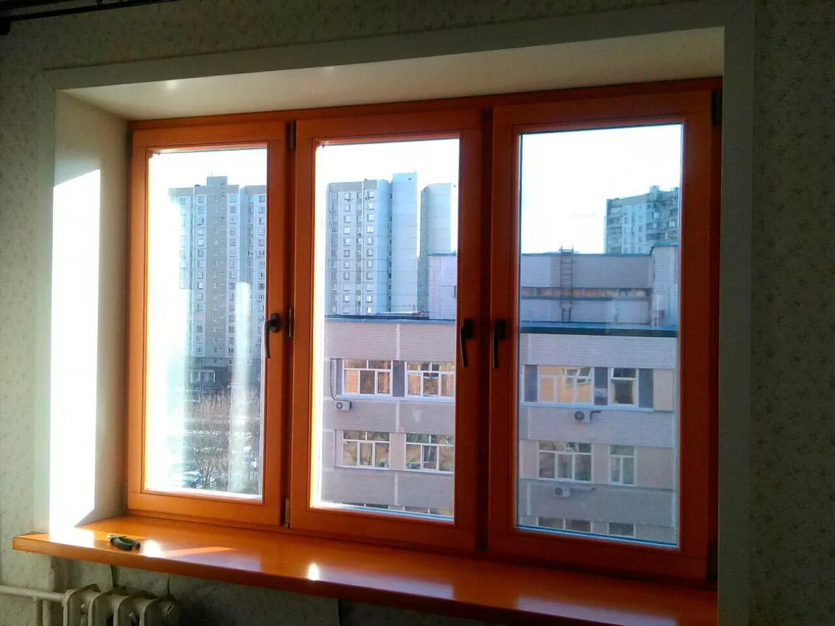 Деревянное окно нового поколения с видом на пластиковые окна