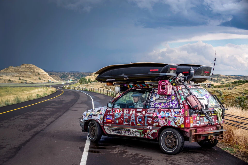 Автомобиль Peace Love Car отправляется в новое приключение.