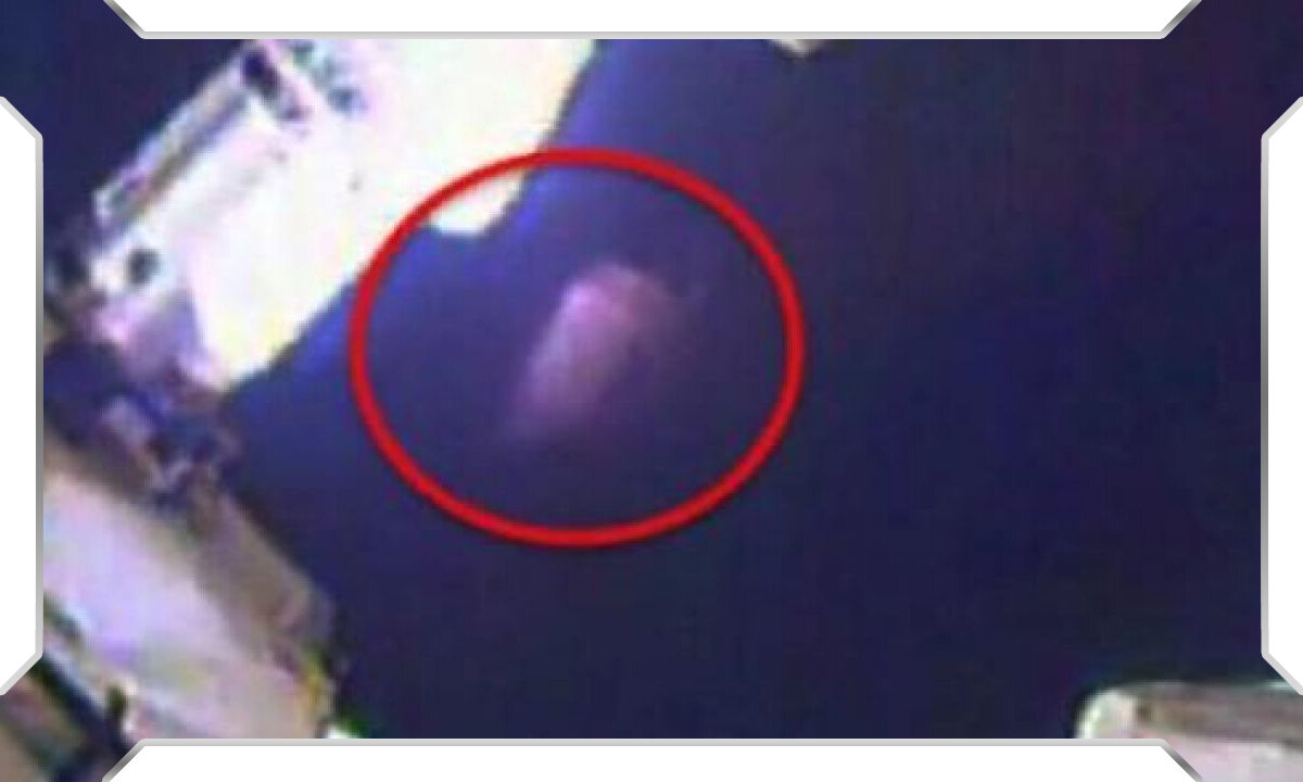 Включи станция нло. Неопознанный объект на МКС. Снимок с МКС НЛО. НЛО возле МКС. НАСА засняли НЛО.